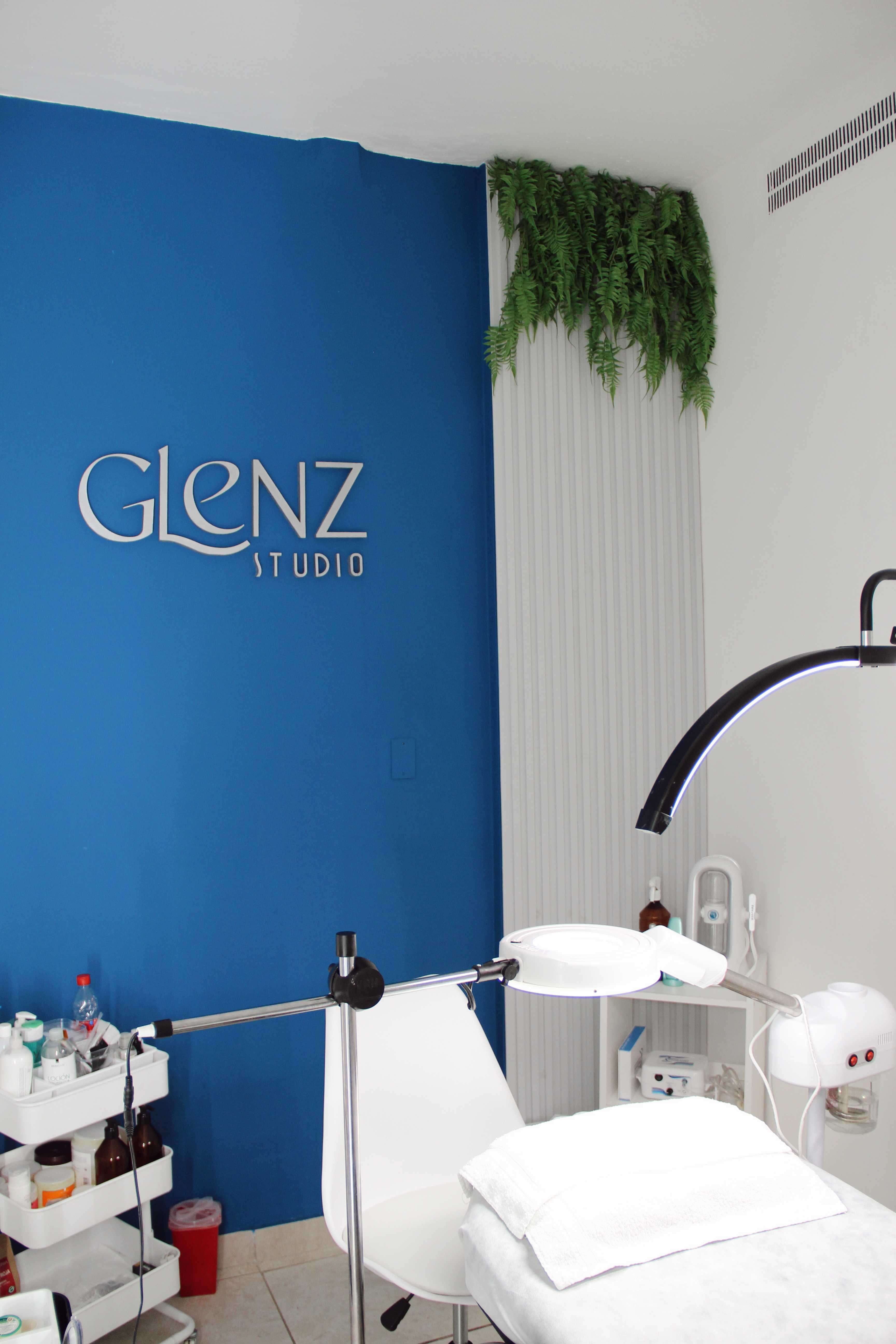 Interior del consultorio Glenz Studio con pared azul característica y equipamiento profesional