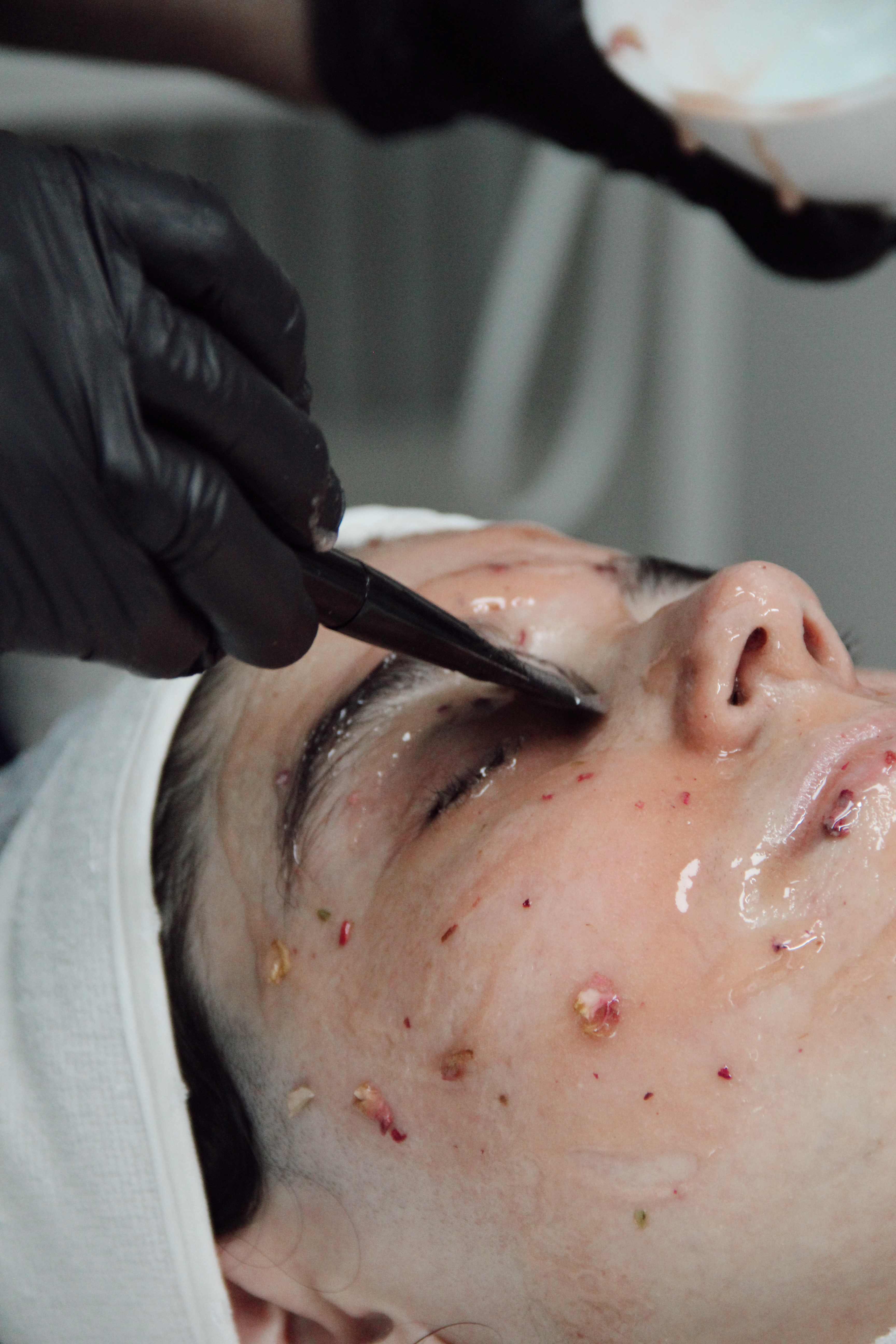 Proceso de limpieza facial profunda con extracción de impurezas