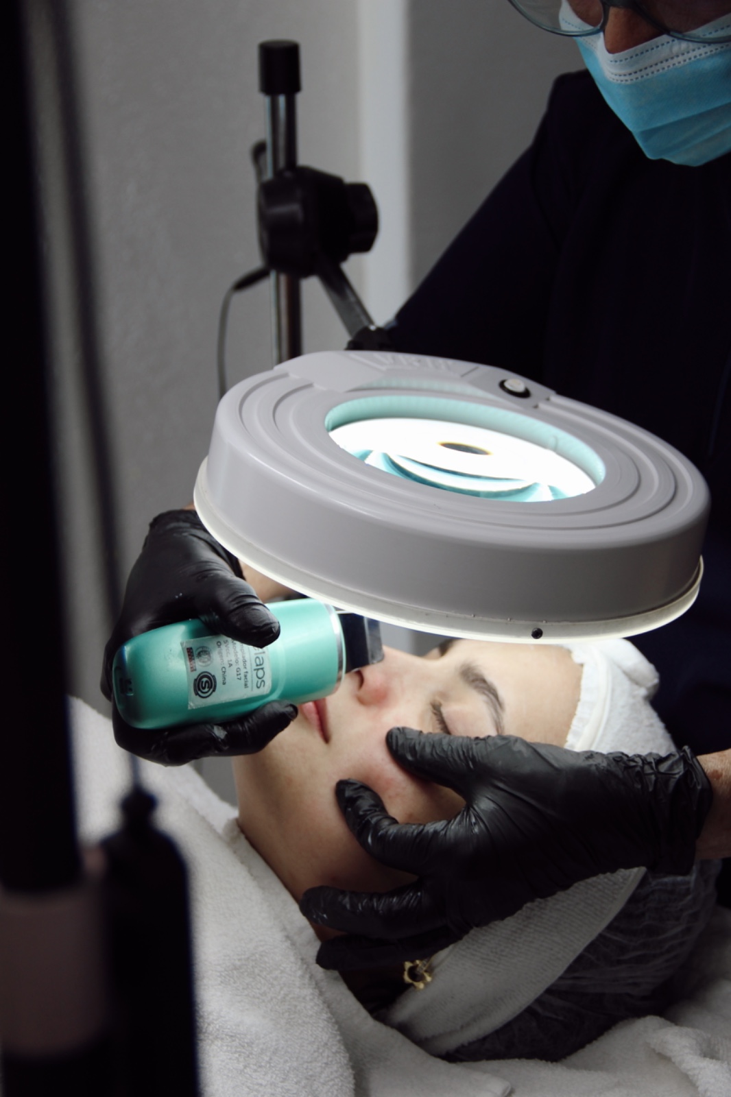 Tratamiento facial profesional con lámpara especializada en Glenz Studio
